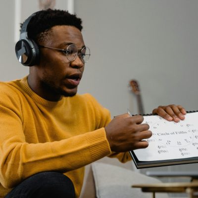 joven con tablero explicando